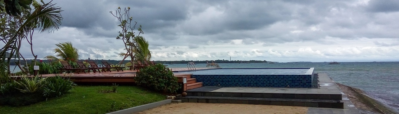 Kolam Renang dengan View Laut Lepas di Archipelago Beach 