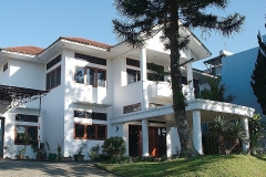 Villa Putih Graha Puspa Lembang Front