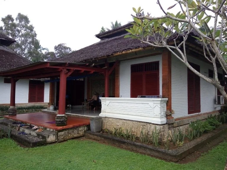 Puri Retno 1 Anyer, Villa Pantai Cantik Dengan Ornamen Khas Bali