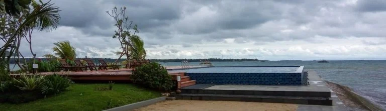 Kolam Renang dengan View Laut Lepas di Archipelago Beach Villa Carita